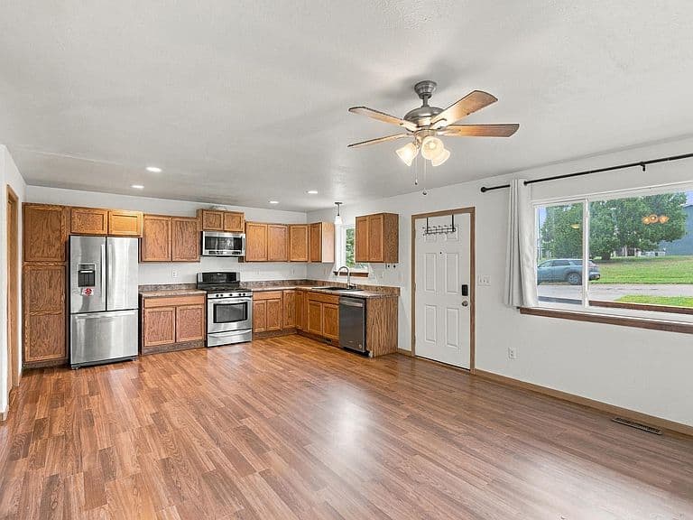 235 Lindbergh Ave photo 3