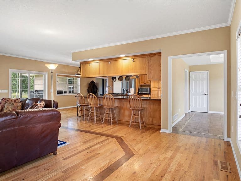 2292 Bald Eagle Close photo 3
