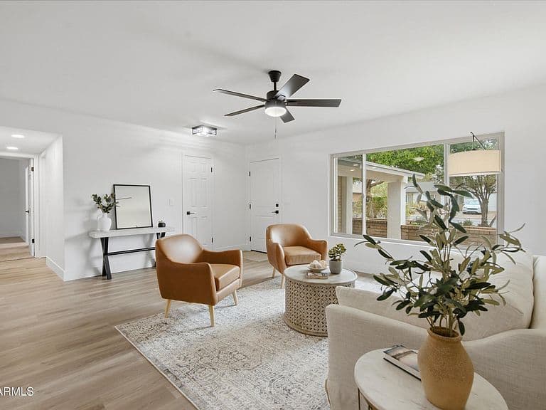 1023 W Carter Drive photo 3