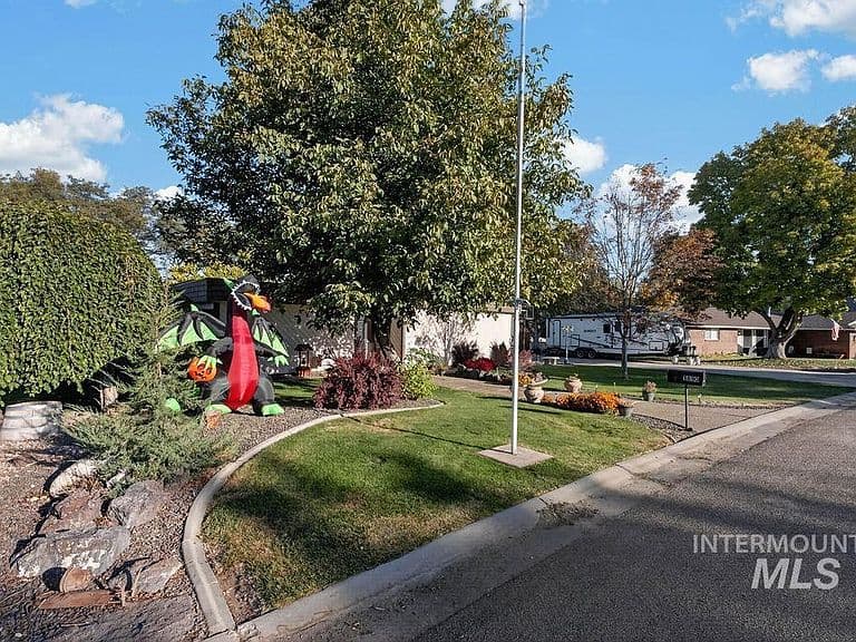 1810 Primrose Dr photo 3
