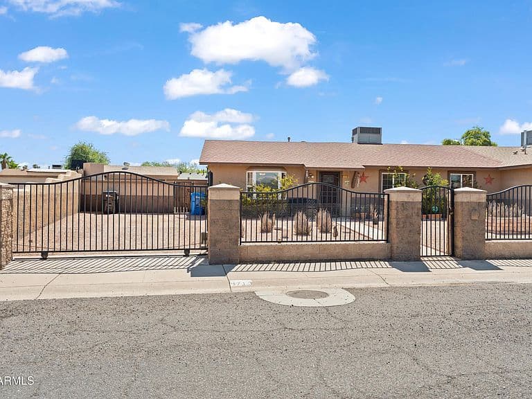 4713 E LA SALLE Street photo 2