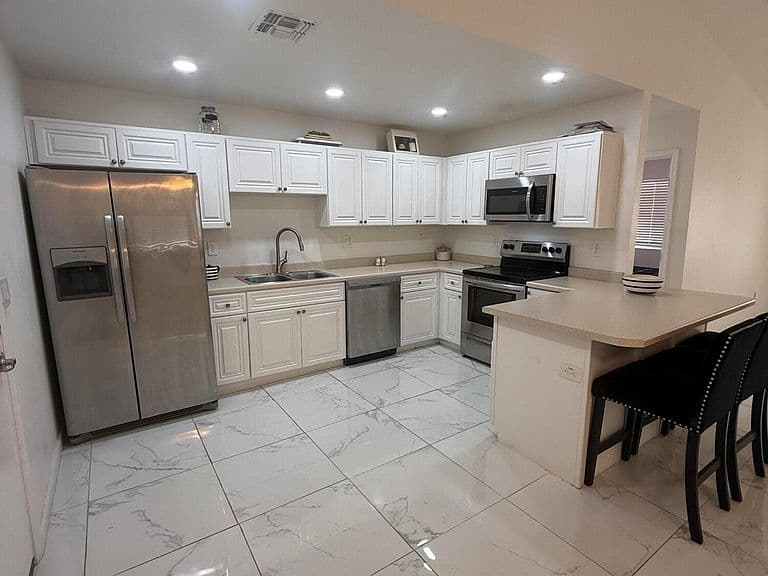 521 W 9TH Street photo 3