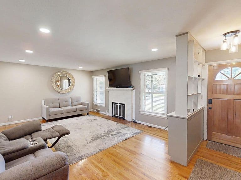 1800 Lynwood Pl photo 2