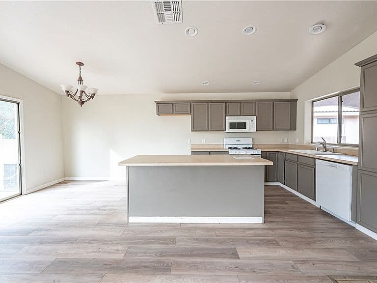 3952 E Packard Ave photo 4