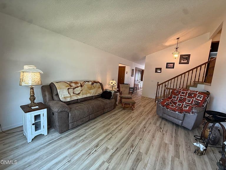 1409 Canyon Dr photo 3