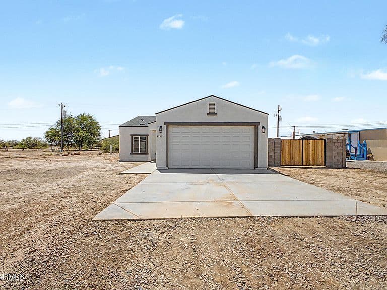 3235 W VAQUERO Drive photo 1