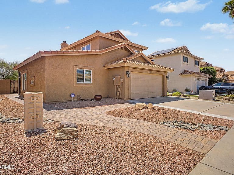 2919 E WOODLAND Drive photo 2