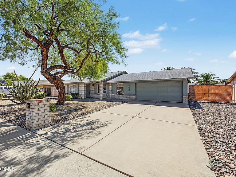 4449 E WILLOW Avenue photo 3