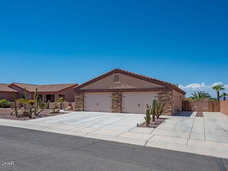2741 Sanctuary Dr photo 3