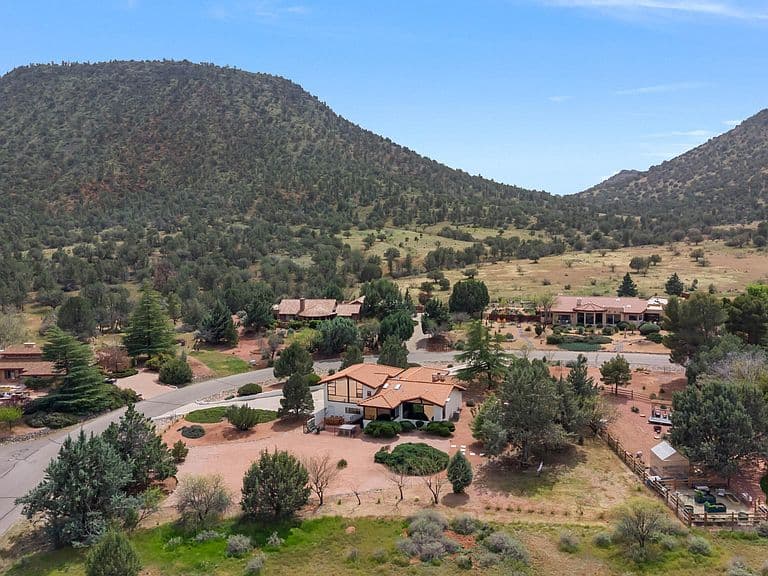 925 E SADDLEHORN Road photo 4
