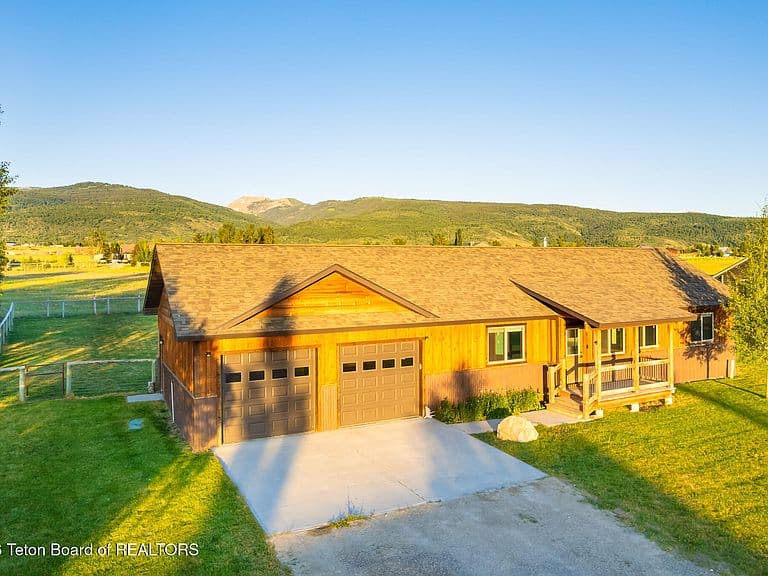 4571 Country Club Dr photo 1