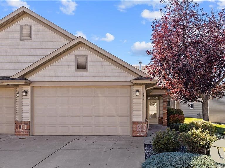 342 Stonegate Cir photo 2