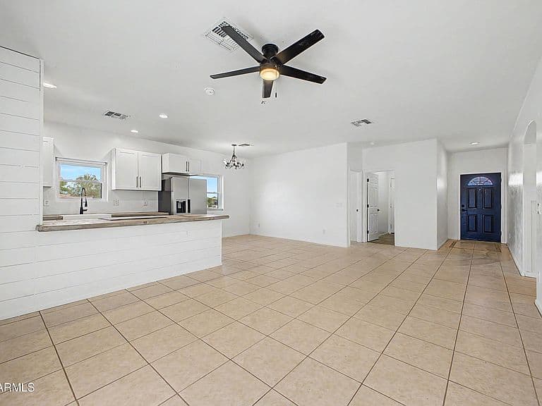 30830 W LATHAM Street photo 2