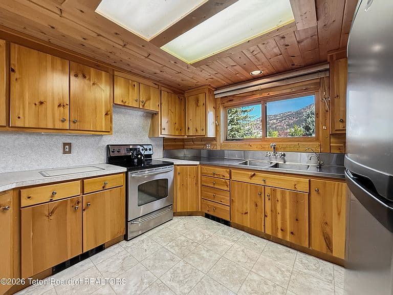 586 Cedar Creek Dr photo 4