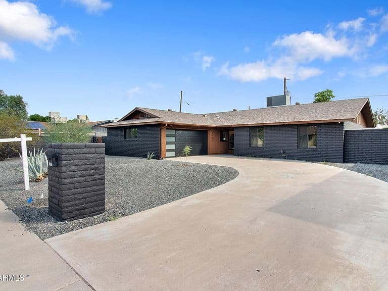 1637 W Griswold Road photo 1