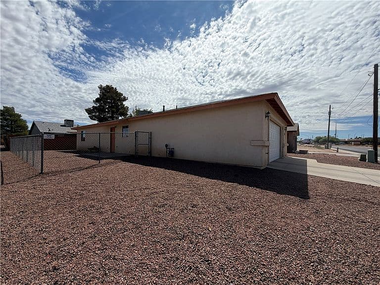 3560 N Willow Road photo 3