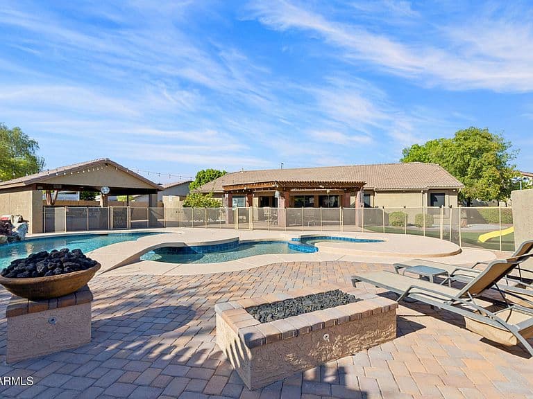 2637 E CARLA VISTA Drive photo 1