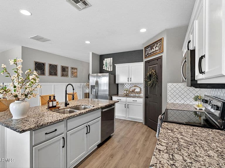 36995 W CAPRI Avenue photo 1