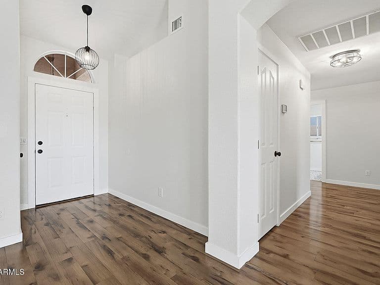 631 W LIBERTY Lane photo 4
