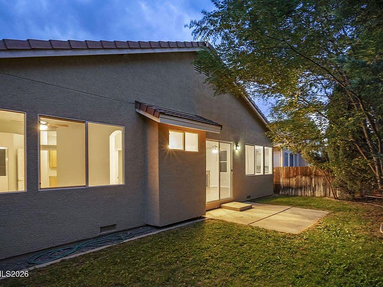 1611 Brentworth Way photo 2