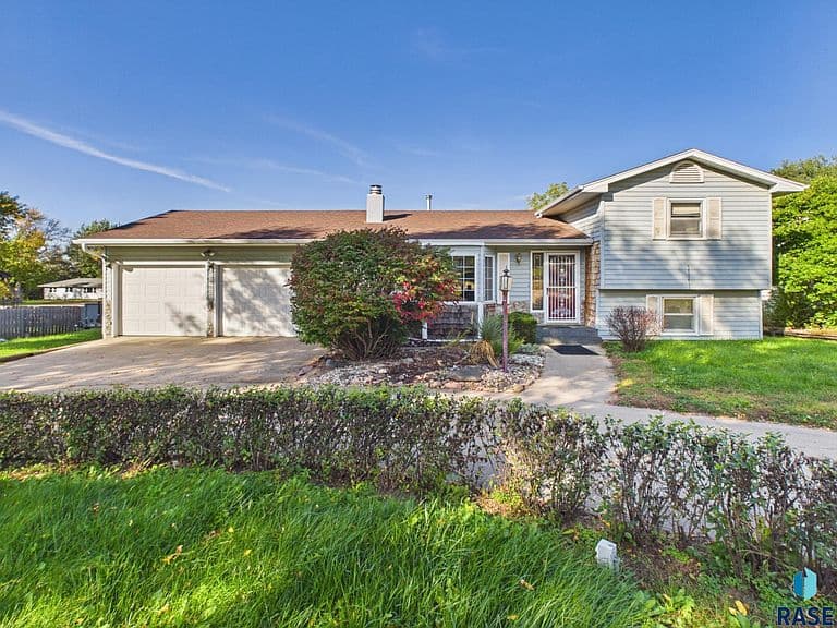25761 Lindbergh Ave photo 2