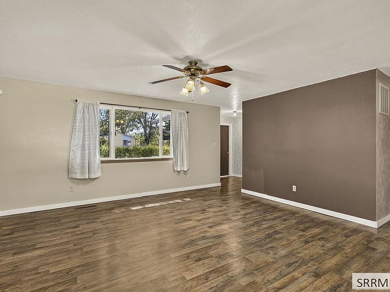831 Connie Dr photo 4