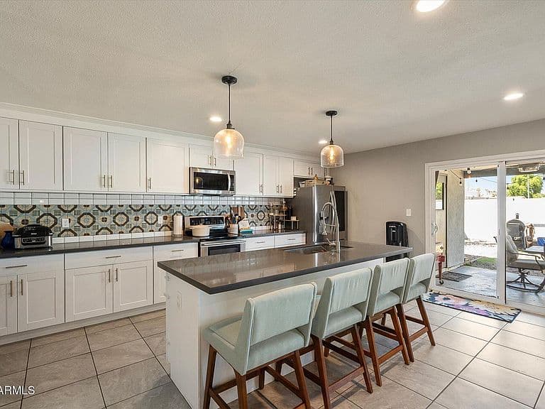 3020 E LARKSPUR Drive photo 2