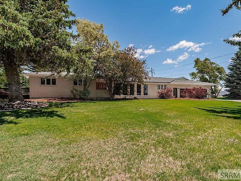 1365 Meadowview Ave photo 2