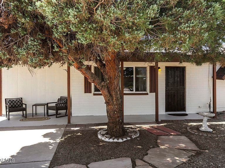 1220 S GRAND Drive photo 2