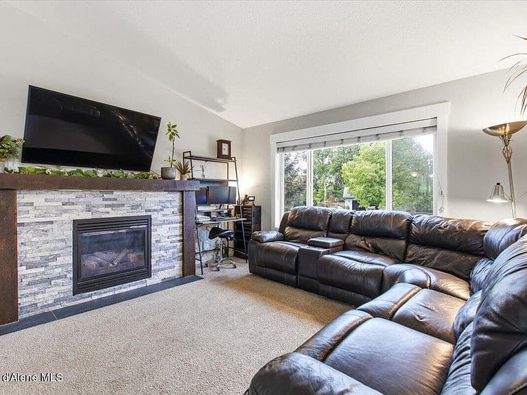 1006 N Adkins Dr photo 3