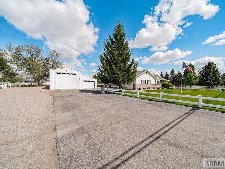 900 Pendlebury Ln photo 2