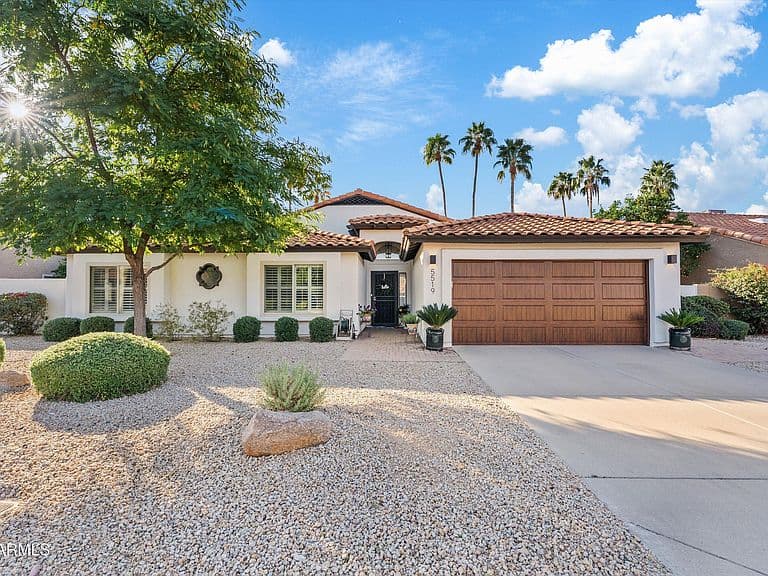 5519 E GRANDVIEW Road photo 1