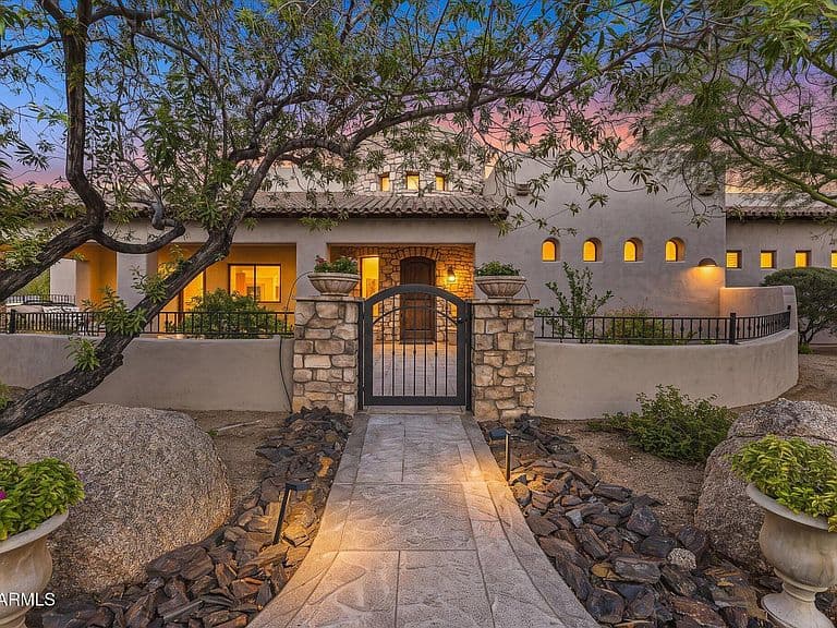 7621 E DIXILETA Drive photo 2