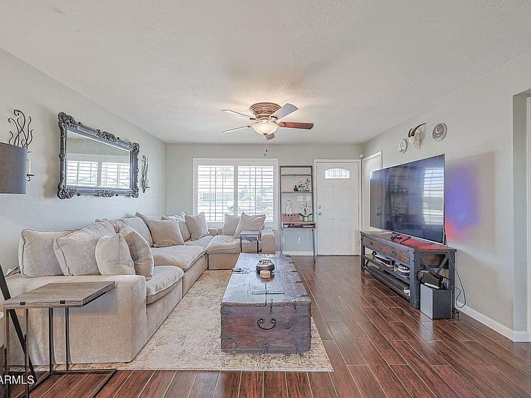 2327 W SUNNYSIDE Avenue photo 4