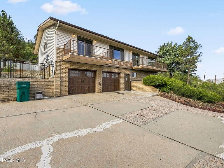 660 E Robinson Dr photo 2