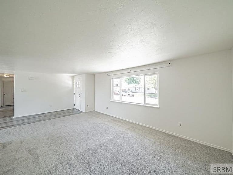 231 Meadowlark Dr photo 3