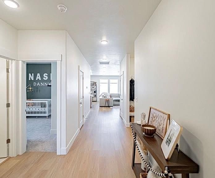 1098 Ashlyn Way photo 4