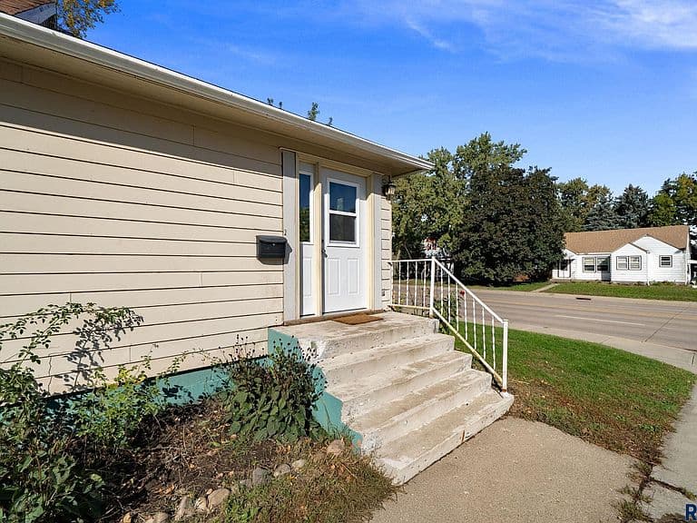 307 W Cedar St photo 2