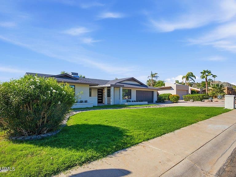 2431 E DESERT COVE Avenue photo 3