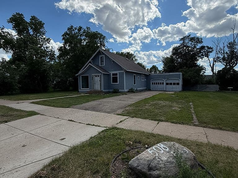 608 S Main St photo 3