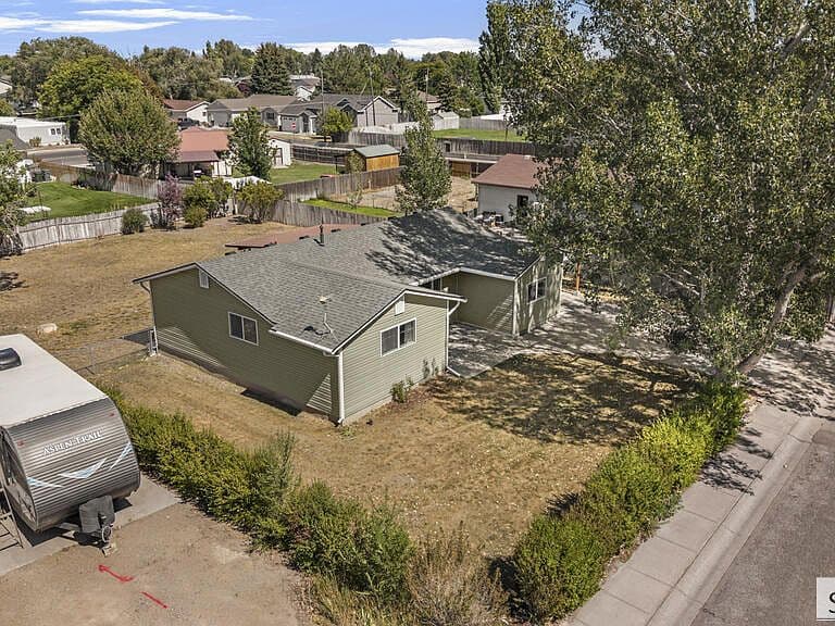 831 Connie Dr photo 3