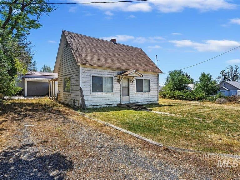 210 Hagerman Ave E photo 2