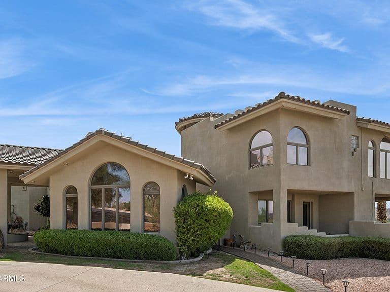 1121 E COUNTRY GABLES Drive photo 1