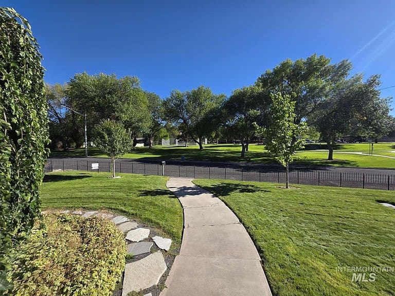 1909 Granada Dr photo 2
