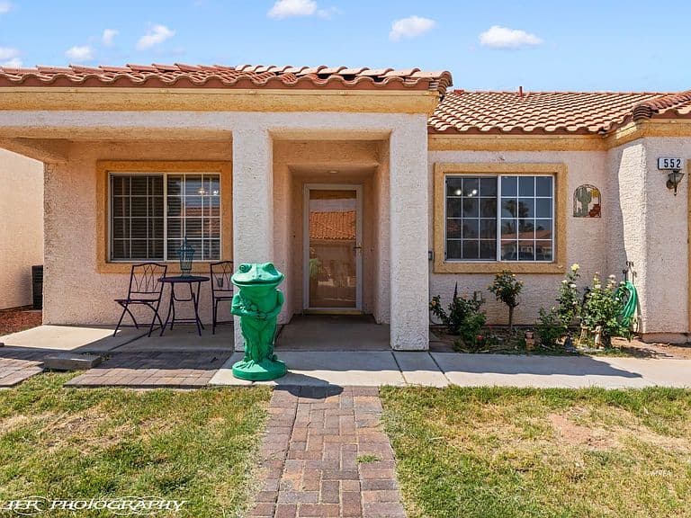 552 Duchess Ln photo 3