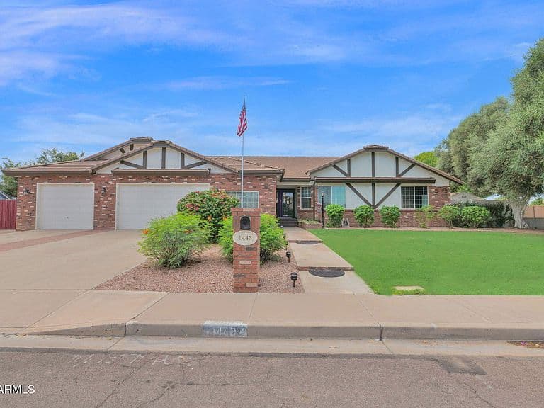 1443 E LELAND Street photo 2