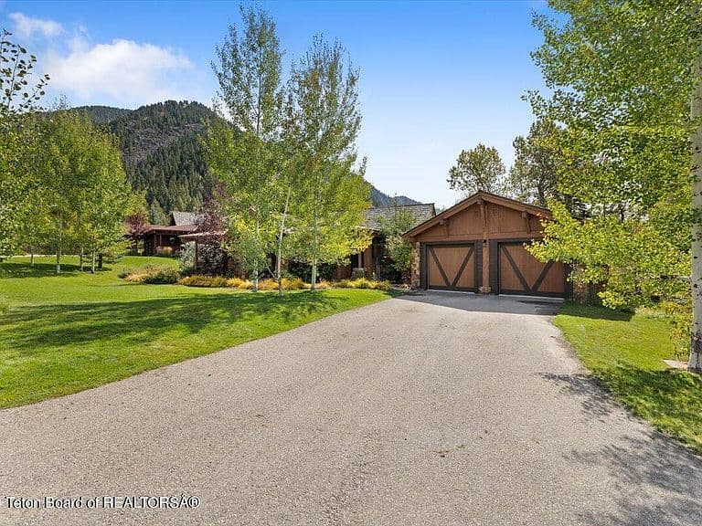 590 W Lodge Cottage Dr photo 5