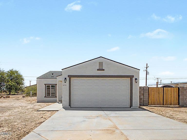 3235 W VAQUERO Drive photo 2