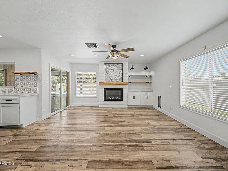 7021 N 78TH Place photo 1