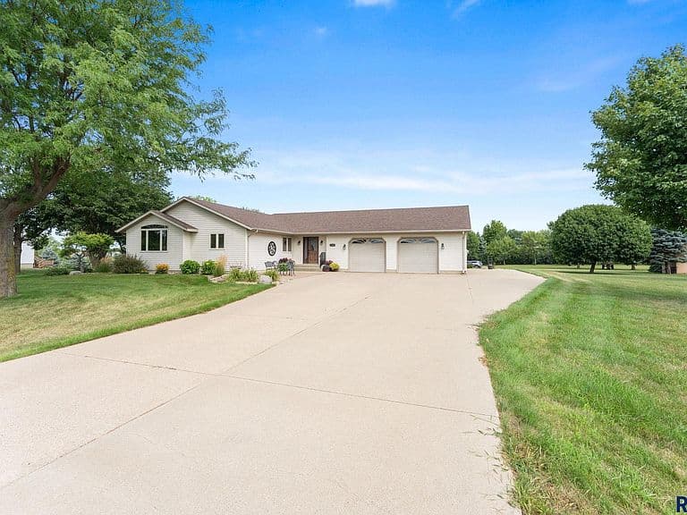 47894 Drew St photo 2